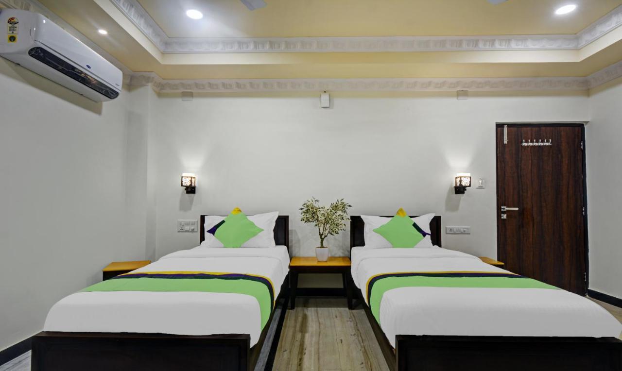 Treebo Jheel Mahal Hotel Удайпур Екстериор снимка